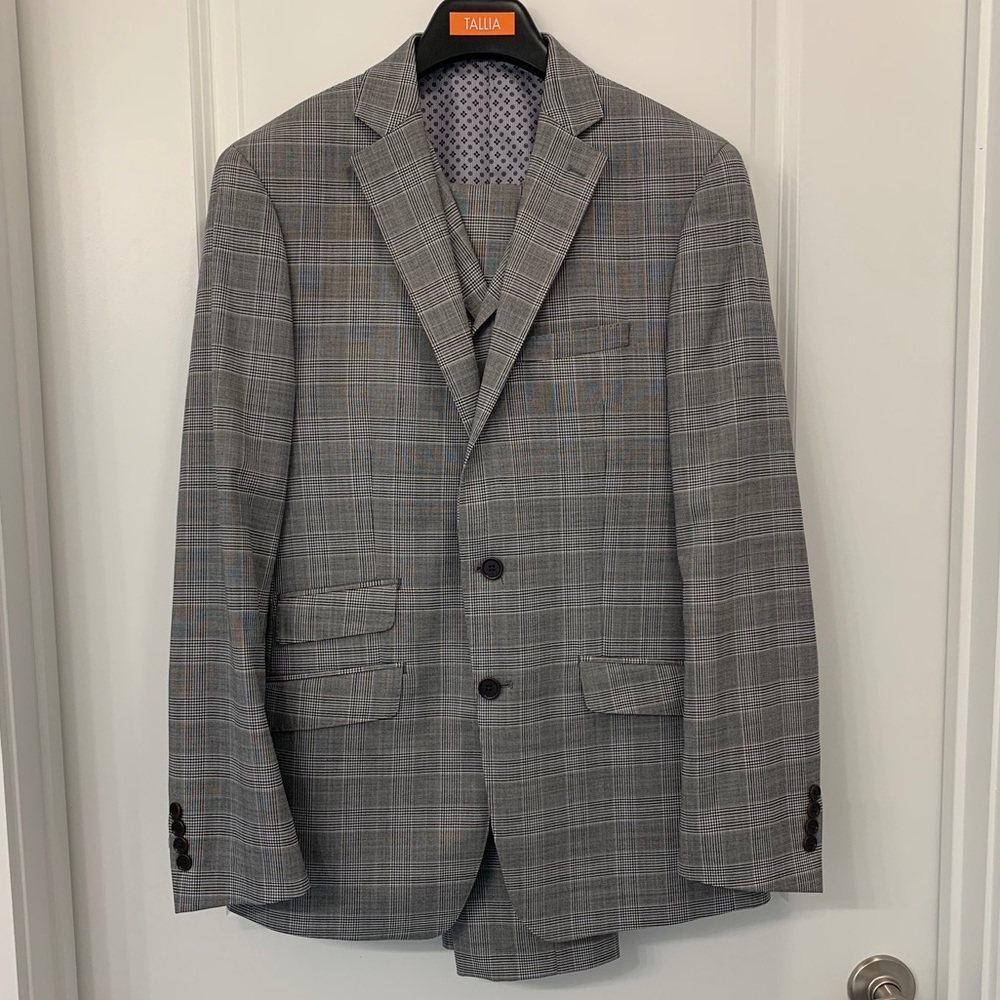 TALLIA Grey Glen Plaid Three-piece Suit, 40R